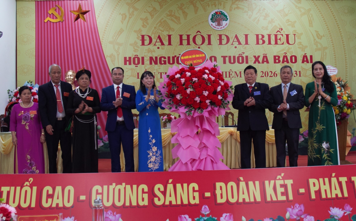 lãnh đạo Hội NCT tỉnh Lào Cai tặng hoa chúc mừng Đại hội lãnh đạo Hội NCT tỉnh Lào Cai tặng hoa chúc mừng Đại hội