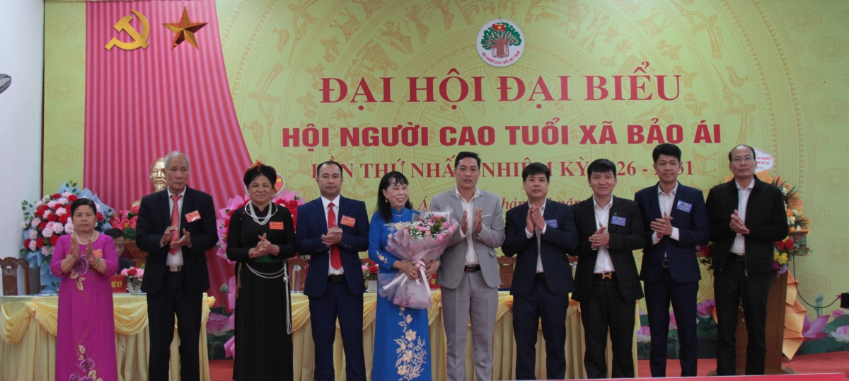 Lãnh đạo các phòng, ban tặng hoa chúc mừng Đại hội Lãnh đạo các phòng, ban tặng hoa chúc mừng Đại hội