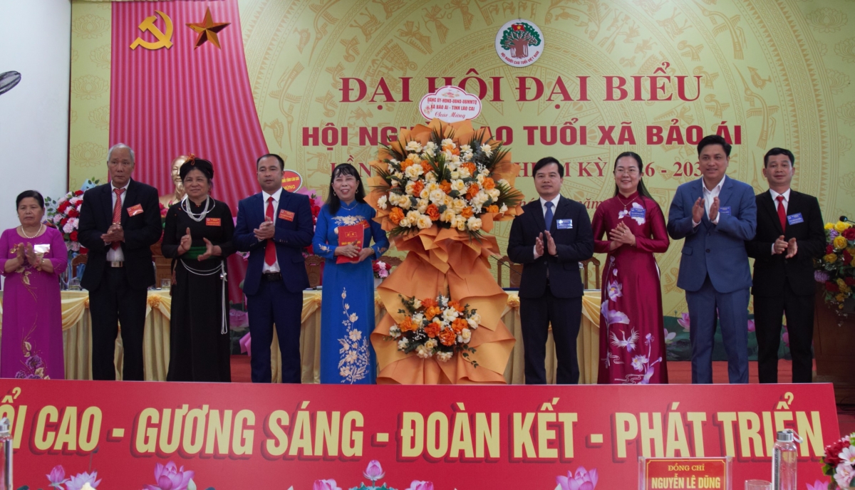 Lãnh đạo Đảng ủy, UBND, Ủy ban MTTQ xã Bảo Ái tặng hoa chúc mừng Đại hội Lãnh đạo Đảng ủy, UBND, Ủy ban MTTQ xã Bảo Ái tặng hoa chúc mừng Đại hội