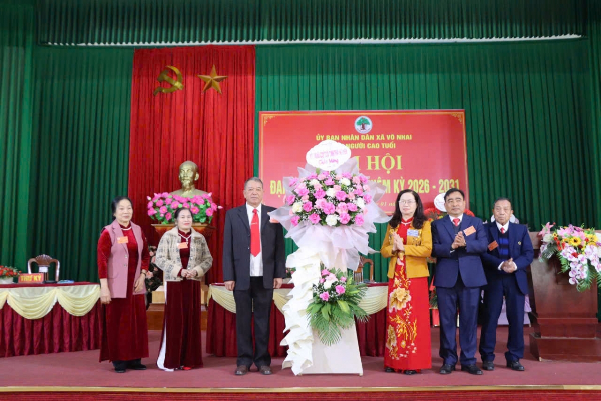 Hội NCT tỉnh Thái Nguyên tặng hoa chúc mừng Đại hội Hội NCT tỉnh Thái Nguyên tặng hoa chúc mừng Đại hội