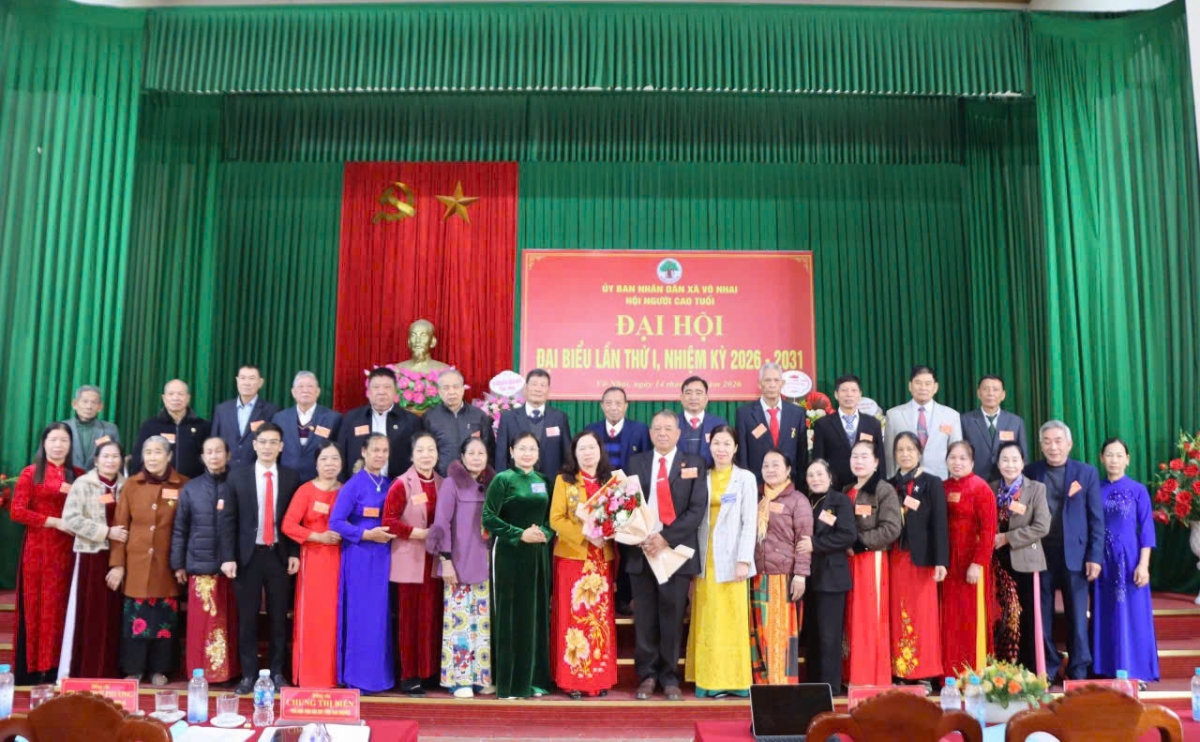 Lãnh đạo Hội NCT tỉnh và xã Võ Nhai tặng hoa chúc mừng Ban Chấp hành Hội NCT xã Lãnh đạo Hội NCT tỉnh và xã Võ Nhai tặng hoa chúc mừng Ban Chấp hành Hội NCT xã