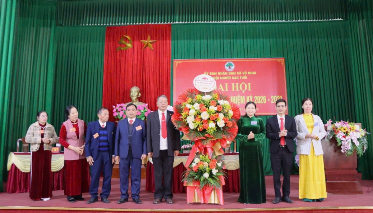 Lãnh đạo xã Võ Nhai tặng hoa chúc mừng Đại hội Lãnh đạo xã Võ Nhai tặng hoa chúc mừng Đại hội