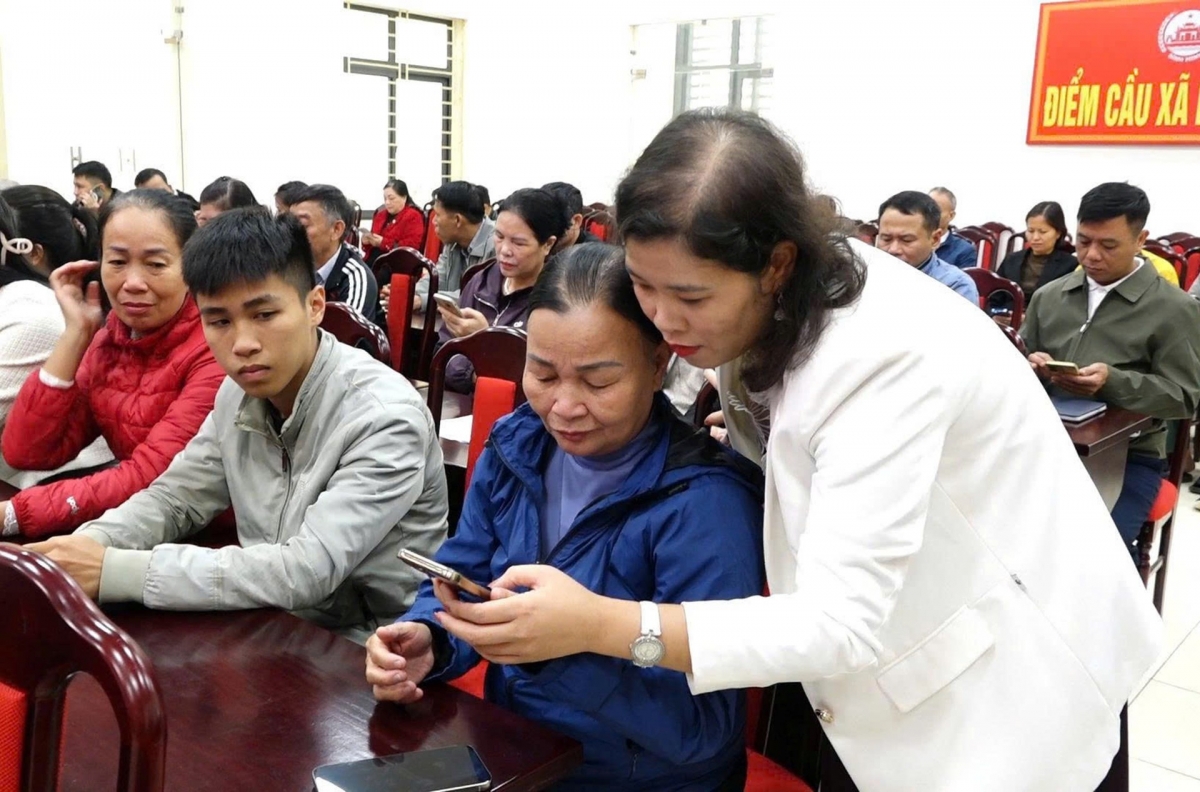 Người dân được hướng dẫn các bước gửi ý kiến góp ý đối với các dự thảo văn kiện trình Đại hội đại biểu toàn quốc lần thứ XIV của Đảng Cộng sản Việt Nam trên ứng dụng VneID Trước thềm Đại hội XIV, công tác tổng hợp ý kiến góp ý của nhân dân đối