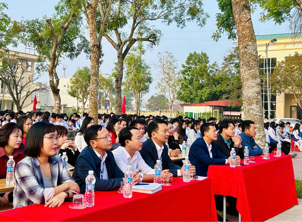 Hành trình bền vững phấn đấu vươn lên đứng tốp đầu khối giáo dục thường xuyên của tỉnh Hành trình bền vững phấn đấu vươn lên đứng tốp đầu khối giáo dục thường xuyên của tỉnh