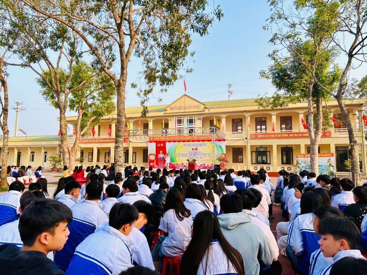 Cán bộ giáo viên và học sinh dự lễ sơ kết Cán bộ giáo viên và học sinh dự lễ sơ kết