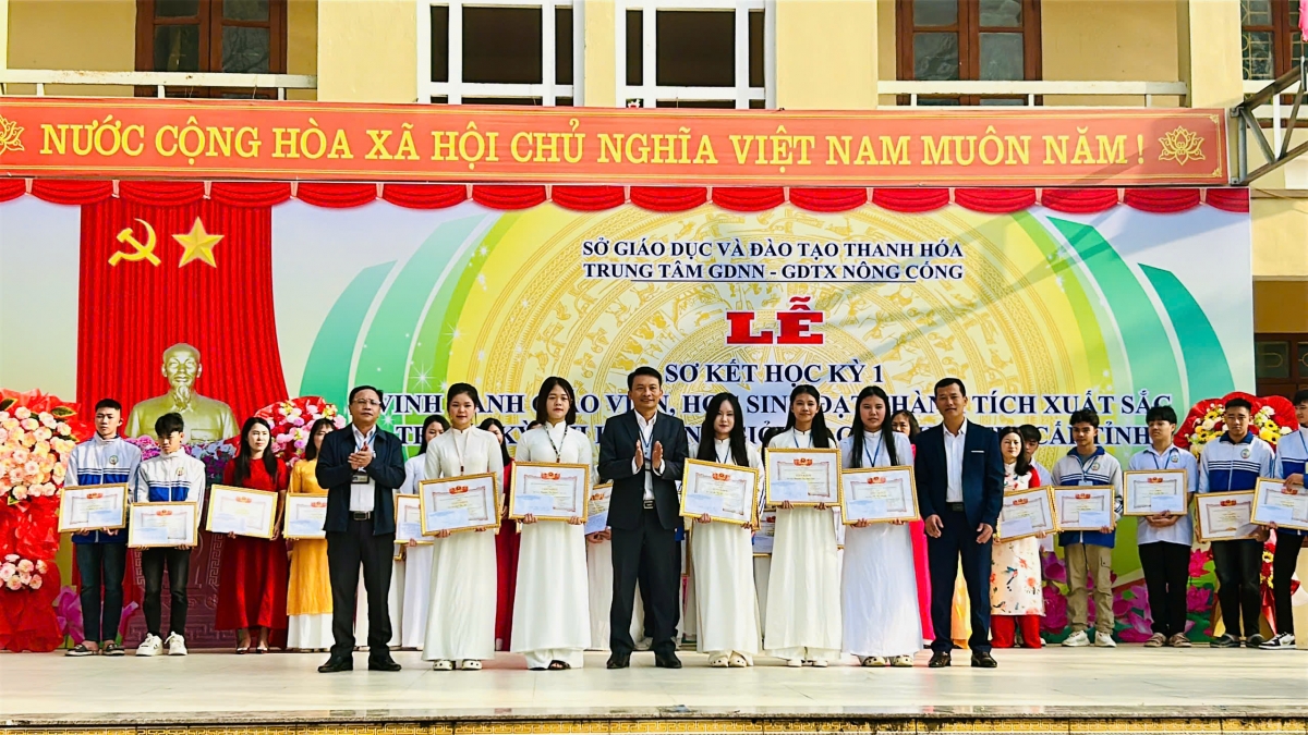 Hành trình bền vững phấn đấu vươn lên đứng tốp đầu khối giáo dục thường xuyên của tỉnh Hành trình bền vững phấn đấu vươn lên đứng tốp đầu khối giáo dục thường xuyên của tỉnh