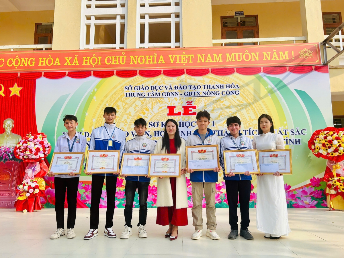Thầy trò Trung tâm GDNN–GDTX Nông Cống luôn xác định lấy chất lượng làm trụ cột, lấy người học làm trung tâm Thầy trò Trung tâm GDNN–GDTX Nông Cống luôn xác định lấy chất lượng làm trụ cột, lấy người học làm trung tâm