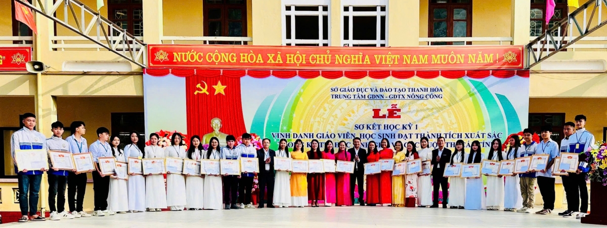 Tập thể cán bộ, giáo viên luôn đoàn kết bền bỉ phấn đấu vươn lên đạt niều thành tích cao Tập thể cán bộ, giáo viên luôn đoàn kết bền bỉ phấn đấu vươn lên đạt niều thành tích cao