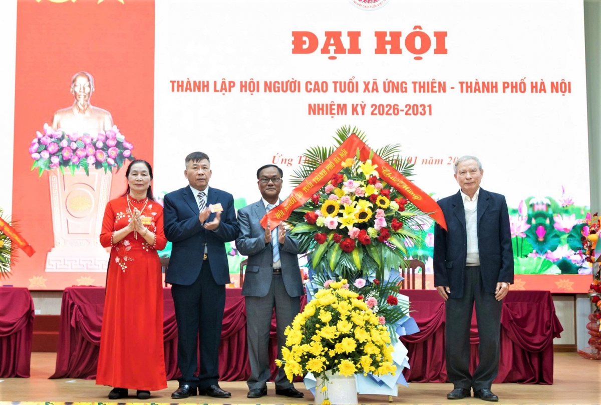 Hội NCT TP Hà Nội tặng hoa chúc mừng Đại hội Hội NCT TP Hà Nội tặng hoa chúc mừng Đại hội
