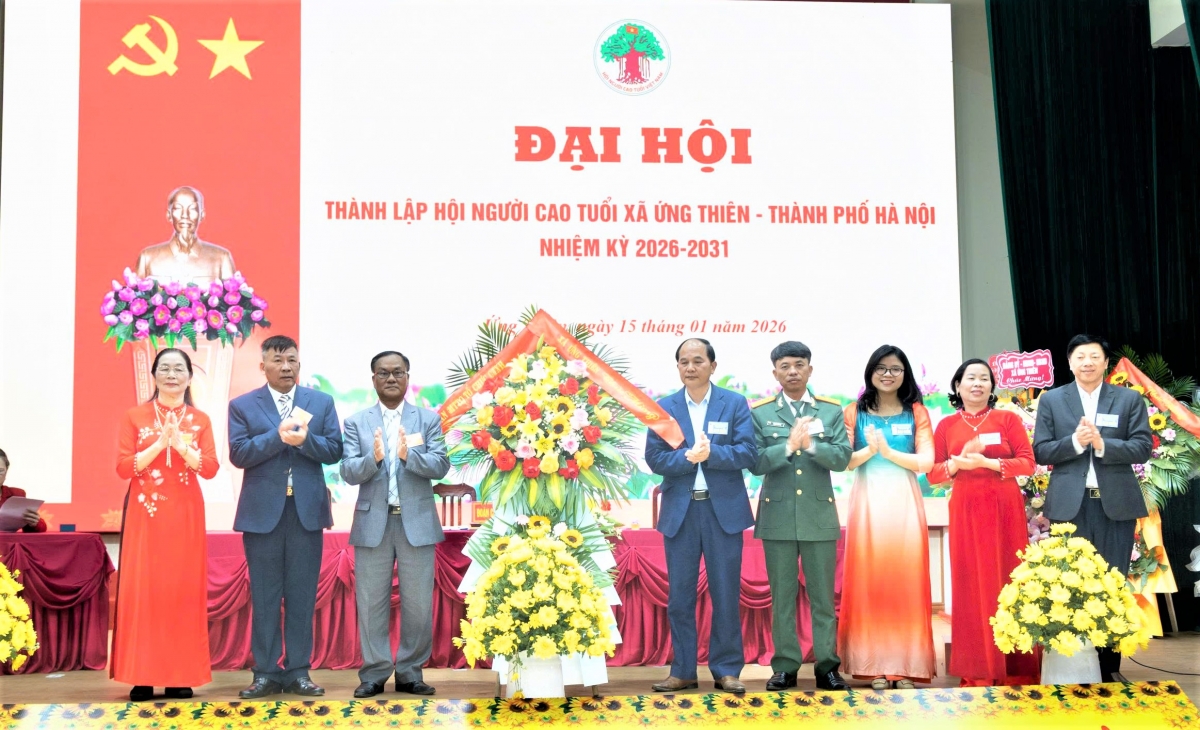 Lãnh đạo xã Ứng Thiên tặng hoa chúc mừng Đại hội Lãnh đạo xã Ứng Thiên tặng hoa chúc mừng Đại hội