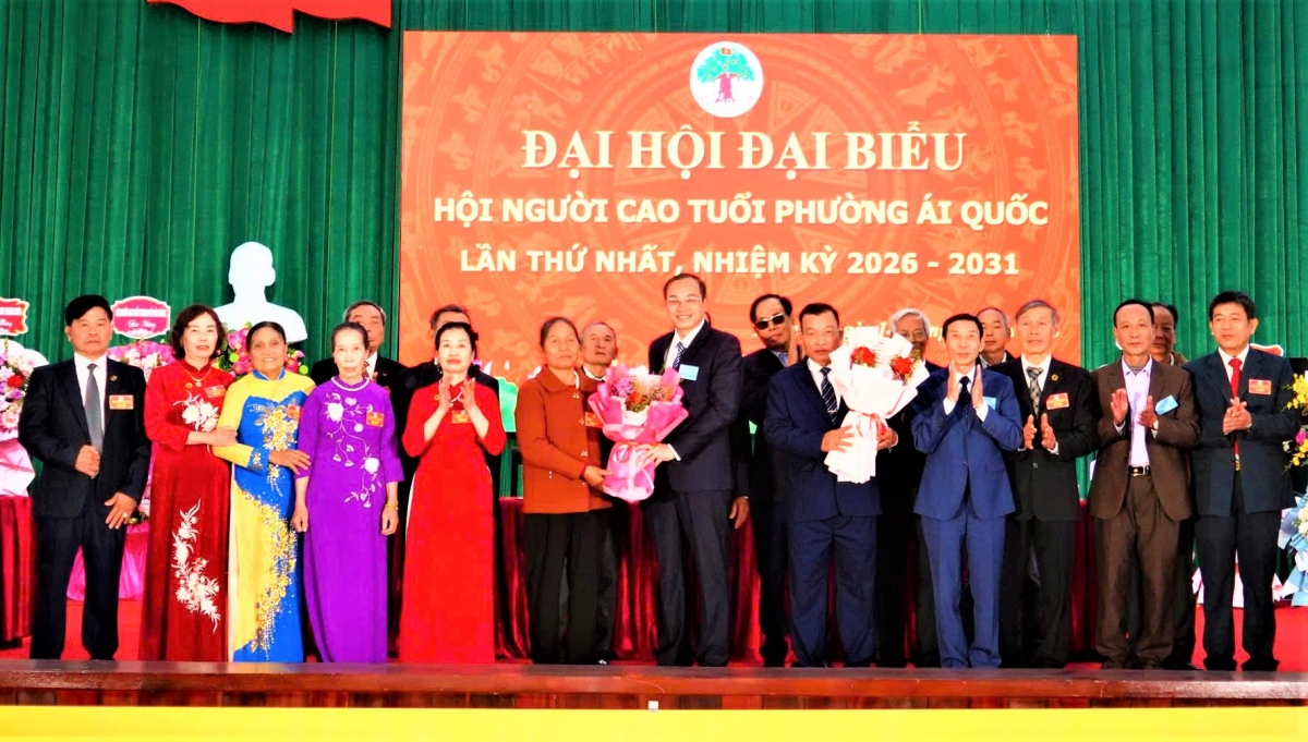Lãnh đạo Hội NCT TP Hải Phòng và lãnh đạo phương Ái Quốc tặng hoa chúc mừng Ban Chấp hành Hội NCT Lãnh đạo Hội NCT TP Hải Phòng và lãnh đạo phương Ái Quốc tặng hoa chúc mừng Ban Chấp hành Hội NCT