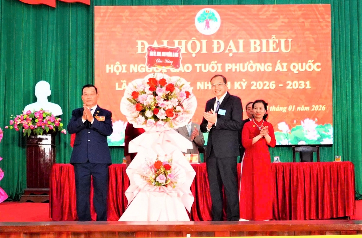 Lãnh đạo phường Ái Quốc tặng hoa chúc mừng Đại hội Lãnh đạo phường Ái Quốc tặng hoa chúc mừng Đại hội