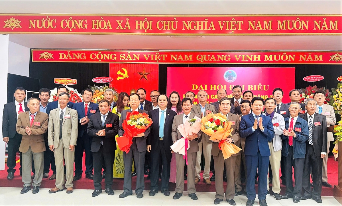 Lãnh đạo Trung ương Hội và lãnh đạo tỉnh tặng hoa chúc mừng Ban Chấp hành Lãnh đạo Trung ương Hội và lãnh đạo tỉnh tặng hoa chúc mừng Ban Chấp hành