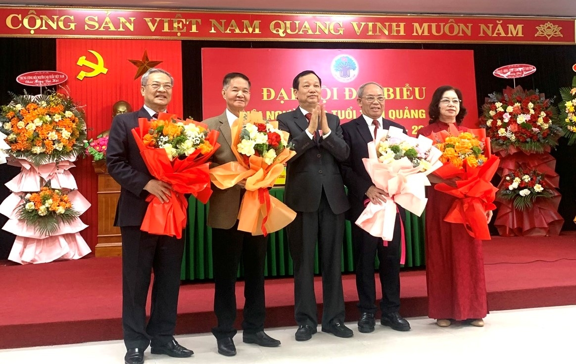 Tặng quà tri ân những cán bộ không tham gia Ban Chấp hành mới Tặng quà tri ân những cán bộ không tham gia Ban Chấp hành mới