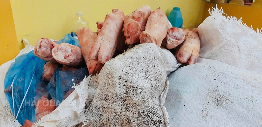 Bắt giữ 1.000 kg chân lợn đông lạnh không rõ nguồn gốc tại Chi cục Hải quan Khu vực VI. Bắt giữ 1.000 kg chân lợn đông lạnh không rõ nguồn gốc tại Chi cục Hải quan Khu vực VI.