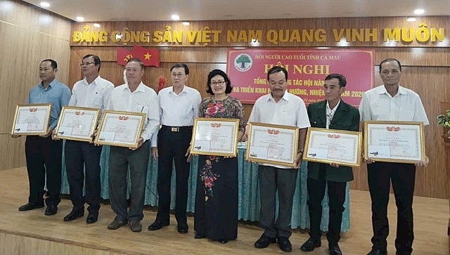 Ông Phạm Anh Tuấn, Chủ tịch Hội Người cao tuổi tỉnh Cà Mau, trao Bằng khen của Trung ương Hội Người cao tuổi Việt Nam cho các tập thể và cá nhân. Ông Phạm Anh Tuấn, Chủ tịch Hội Người cao tuổi tỉnh Cà Mau, trao Bằng khen của Trung ương Hội Người cao tuổi Việt Nam cho các tập thể và cá nhân.