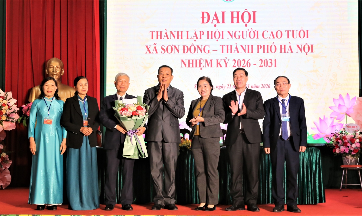 Hội NCT các xã bạn tặng hoa chúc mừng Đại hội Hội NCT các xã bạn tặng hoa chúc mừng Đại hội