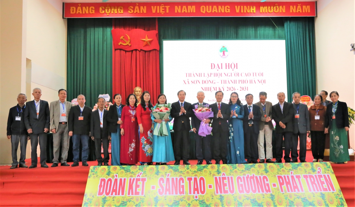 Lãnh đạo Hội NCT TP Hà Nội và lãnh đạo xã Sơn Đồng tặng hoa chúc mừng Ban Chấp hành Hội NCT xã Lãnh đạo Hội NCT TP Hà Nội và lãnh đạo xã Sơn Đồng tặng hoa chúc mừng Ban Chấp hành Hội NCT xã
