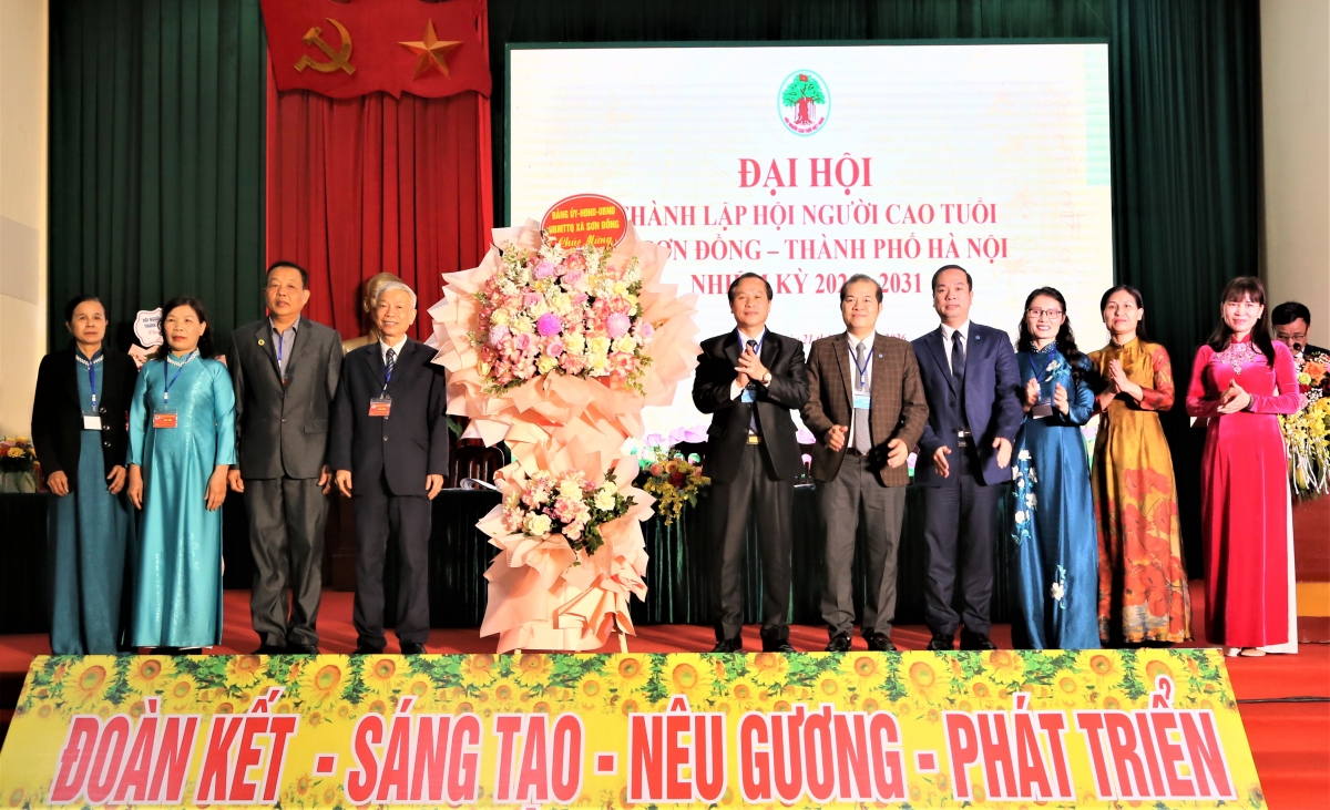 Lãnh đạo xã Sơn Đồng tặng hoa chúc mừng Đại hội Lãnh đạo xã Sơn Đồng tặng hoa chúc mừng Đại hội