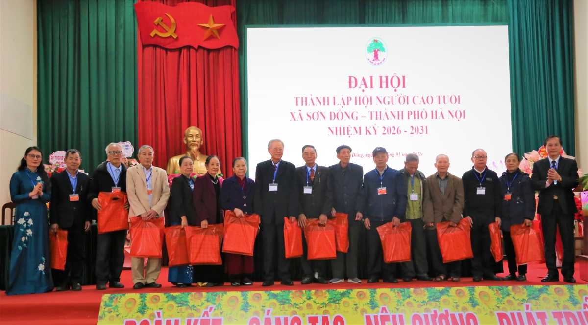 1 Tặng quà tri ân những cán bộ không tham gia Ban Chấp hành khóa mới 1 Tặng quà tri ân những cán bộ không tham gia Ban Chấp hành khóa mới