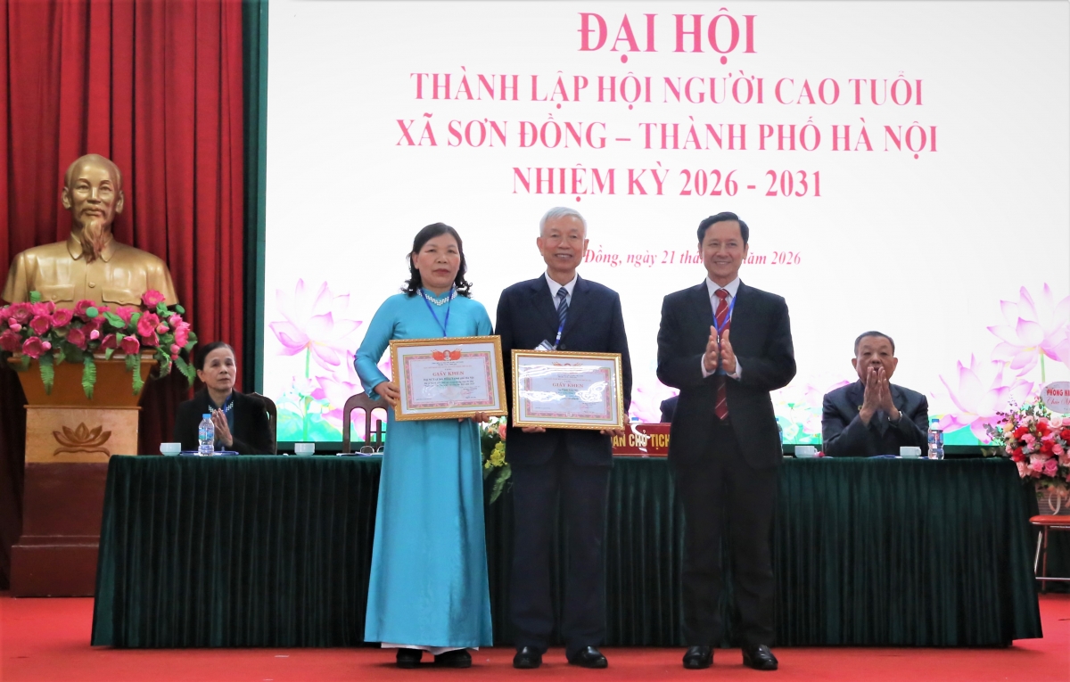 Trao Giấy khen của Hội NCT TP Hà Nội cho tập thể, cá nhân xuất sắc Trao Giấy khen của Hội NCT TP Hà Nội cho tập thể, cá nhân xuất sắc