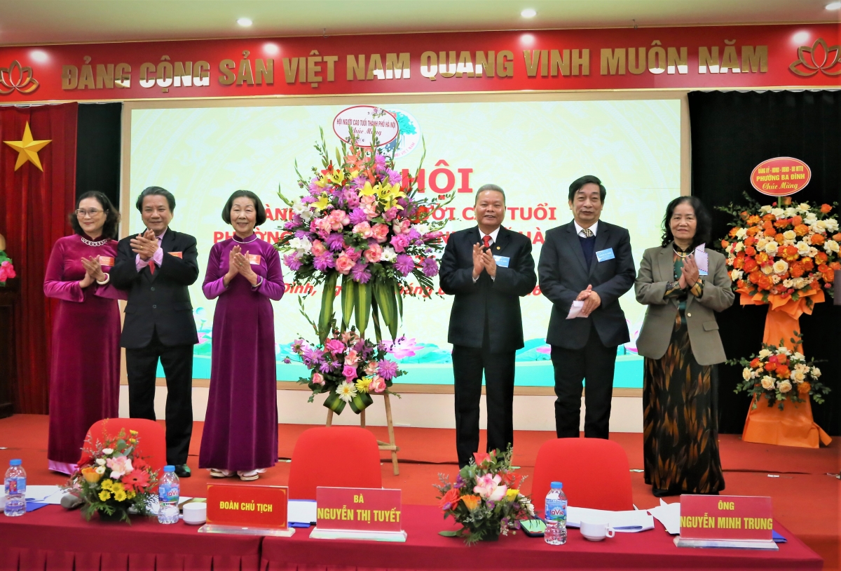 Hội NCT TP Hà Nội tặng hoa chúc mừng Đại hội Hội NCT TP Hà Nội tặng hoa chúc mừng Đại hội