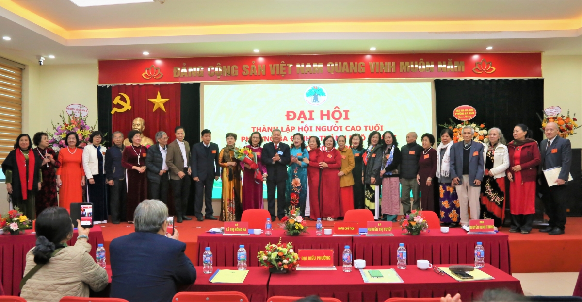 Lãnh đạo Hội NCT TP Hà Nội tặng hoa chúc mừng Ban Chấp hành Hội NCT phường Ba Đình Lãnh đạo Hội NCT TP Hà Nội tặng hoa chúc mừng Ban Chấp hành Hội NCT phường Ba Đình