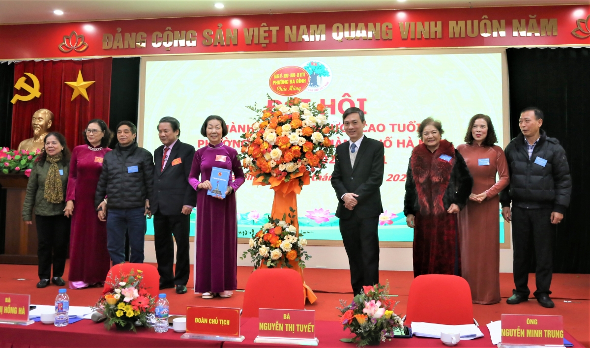 Lãnh đạo phường Ba Đình và các phường bạn tặng hoa chúc mừng Đại hội Lãnh đạo phường Ba Đình và các phường bạn tặng hoa chúc mừng Đại hội