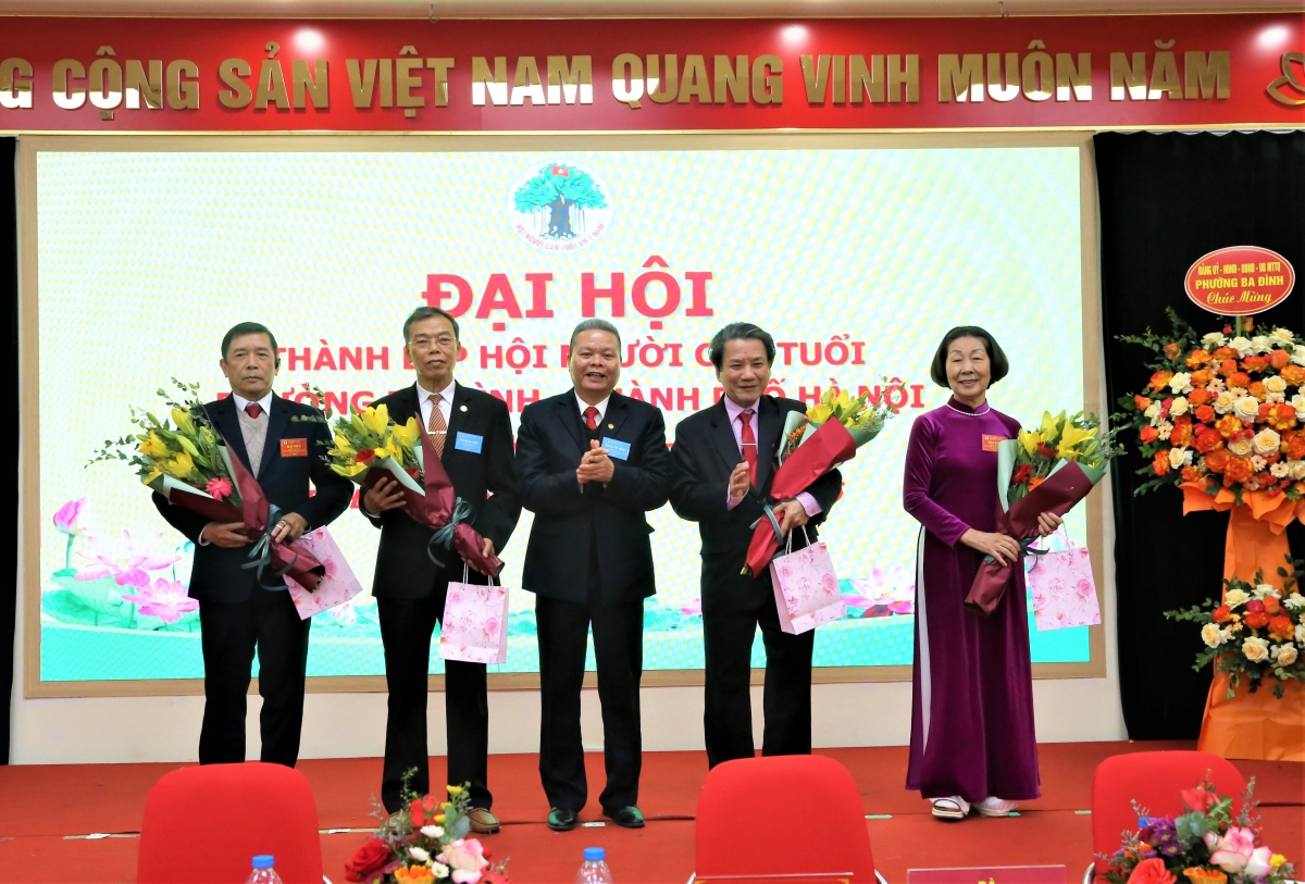 Tặng hoa tri ân những người không tham gia Ban Chấp hành khóa mới Tặng hoa tri ân những người không tham gia Ban Chấp hành khóa mới