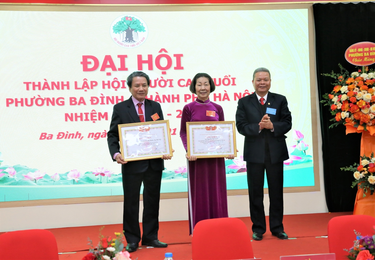 Trao Bằng khen Trung ương Hội cho tập thể, cá nhân xuất sắc Trao Bằng khen Trung ương Hội cho tập thể, cá nhân xuất sắc