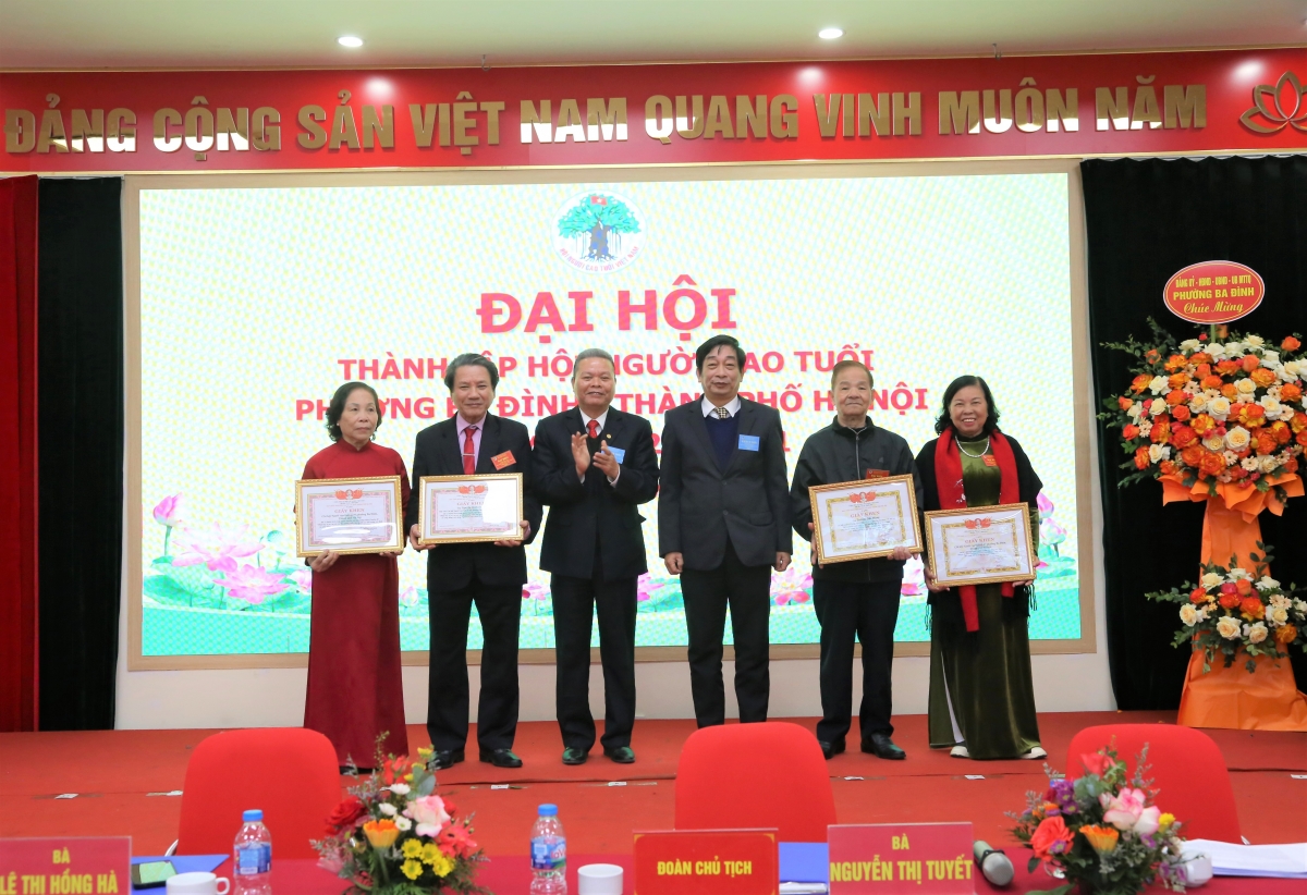 Trao Giấy khen của Hội NCT TP Hà Nội cho tập thể, cá nhân xuất sắc Trao Giấy khen của Hội NCT TP Hà Nội cho tập thể, cá nhân xuất sắc