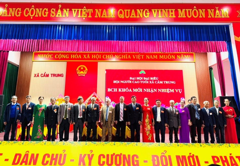 Ban Chấp hành Hội NCT xã Cẩm Trung ra mắt nhận nhiệm vụ Ban Chấp hành Hội NCT xã Cẩm Trung ra mắt nhận nhiệm vụ