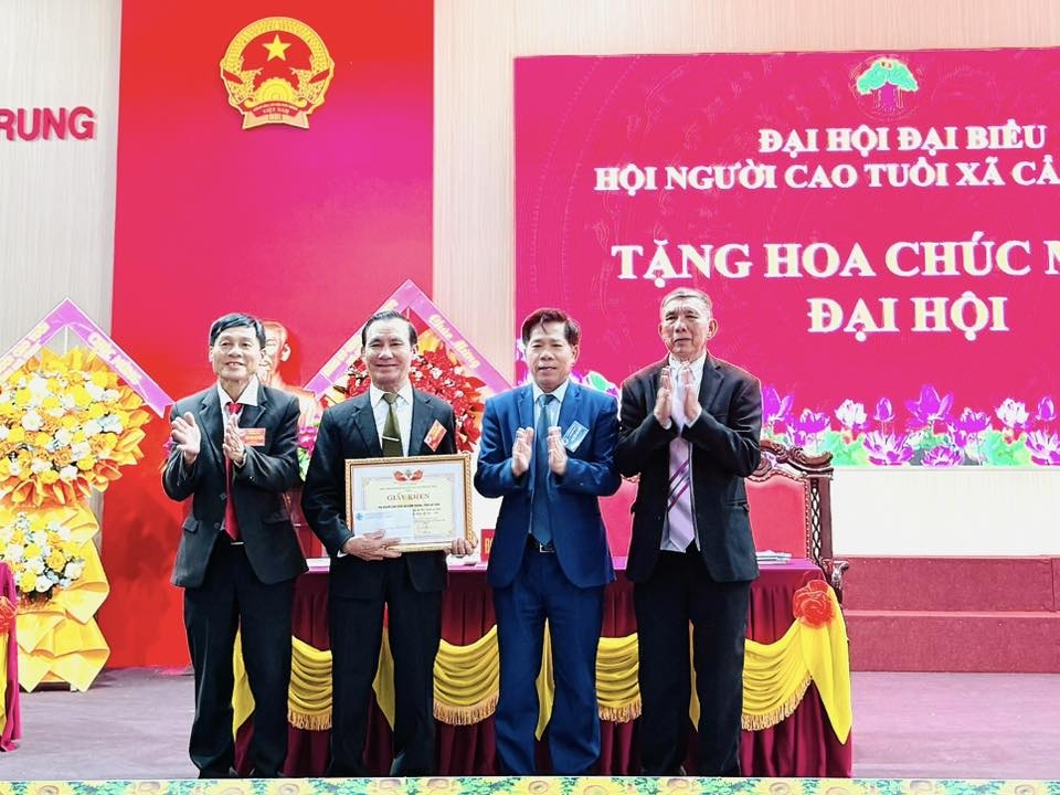 Trao Giấy khen của Hội NCT tỉnh Hà Tĩnh cho tập thể, cá nhân xuất sắc xã Cẩm Trung Trao Giấy khen của Hội NCT tỉnh Hà Tĩnh cho tập thể, cá nhân xuất sắc xã Cẩm Trung