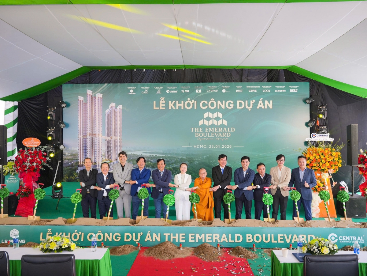 Đại diện Tập đoàn Lê Phong và các đơn vị tham gia phát triển dự án thực hiện nghi thức khởi công dự án Khu căn hộ cao cấp The Emerald Boulevard. Đại diện Tập đoàn Lê Phong và các đơn vị tham gia phát triển dự án thực hiện nghi thức khởi công dự án Khu căn hộ cao cấp The Emerald Boulevard.
