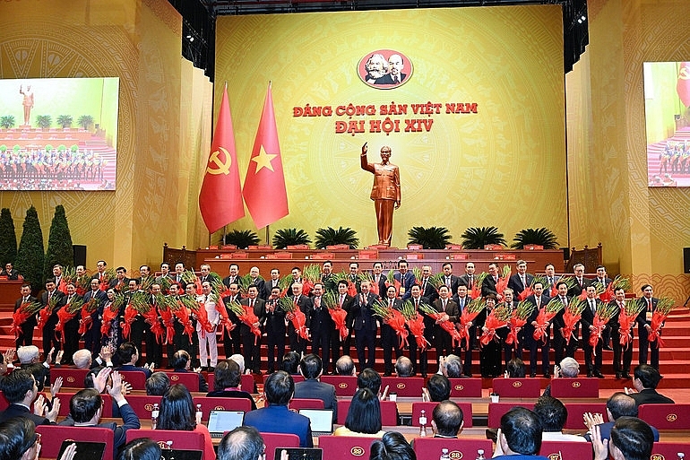 Tổng Bí thư Tô Lâm, Chủ tịch Quốc hội Trần Thanh Mẫn và Thường trực Ban Bí thư Trần Cẩm Tú tặng hoa cho các đồng chí Ủy viên Trung ương Đảng khóa XIII không tham gia Ban Chấp hành Trung ương Đảng khóa XIV. Tổng Bí thư Tô Lâm, Chủ tịch Quốc hội Trần Thanh Mẫn và Thường trực Ban Bí thư Trần Cẩm Tú tặng hoa cho các đồng chí Ủy viên Trung ương Đảng khóa XIII không tham gia Ban Chấp hành Trung ương Đảng khóa XIV.