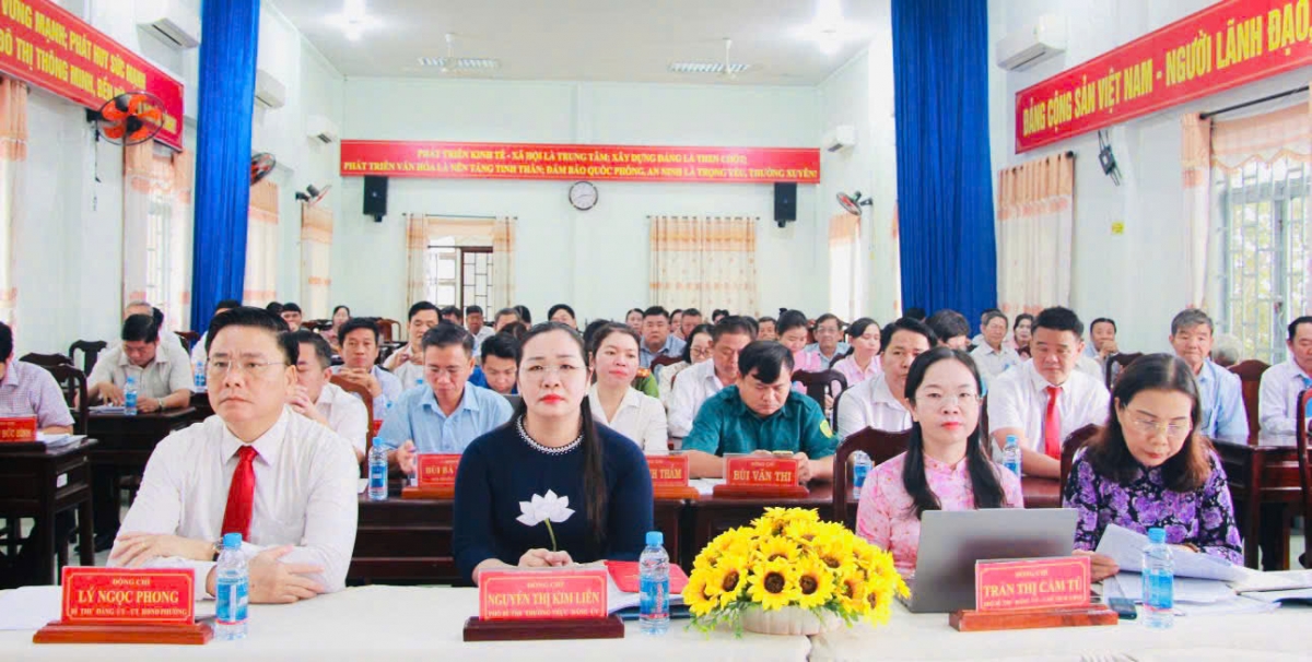 Quang cảnh hội nghị công bố các quyết định về công tác cán bộ phường Tân Hiệp. Quang cảnh hội nghị công bố các quyết định về công tác cán bộ phường Tân Hiệp.