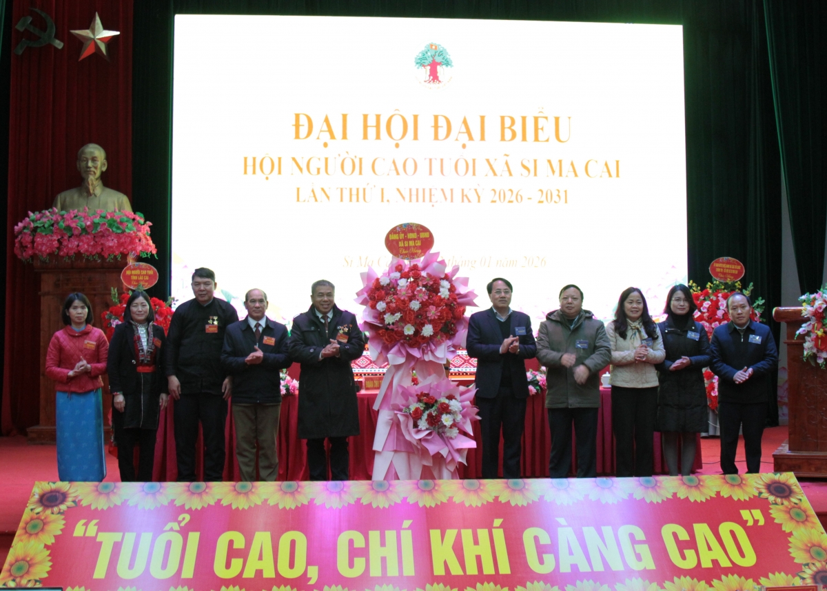 Lãnh đạo xã tặng hoa chúc mừng Đại hội