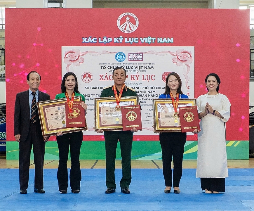 Đại diện đơn vị tổ chức, công bố và xác lập kỷ lục Việt Nam - Vietkings trao bằng chứng nhận đến các đơn vị đồng sở hữu Kỷ lục 