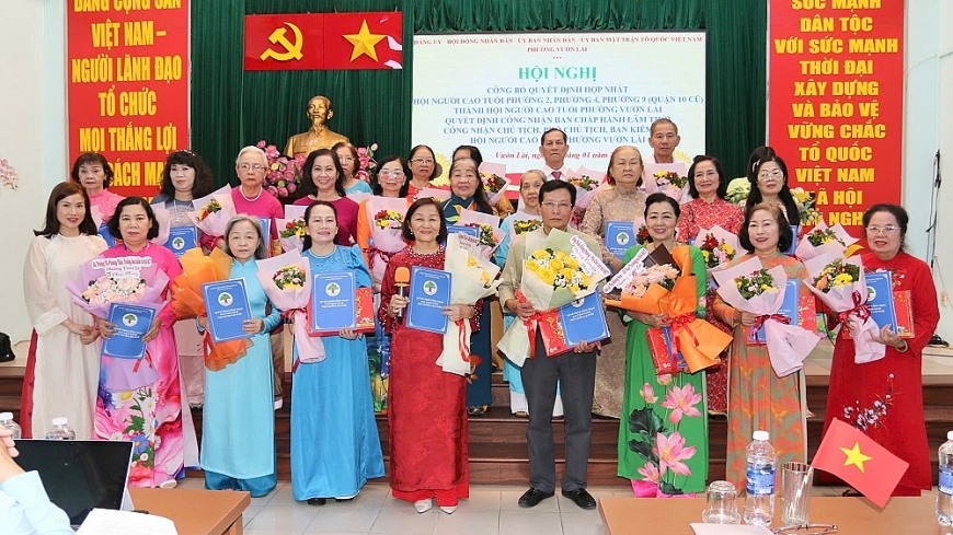 trao Quyết định thành lập chi hội và công nhận chi hội trưởng 37 chi hội trực thuộc trao Quyết định thành lập chi hội và công nhận chi hội trưởng 37 chi hội trực thuộc