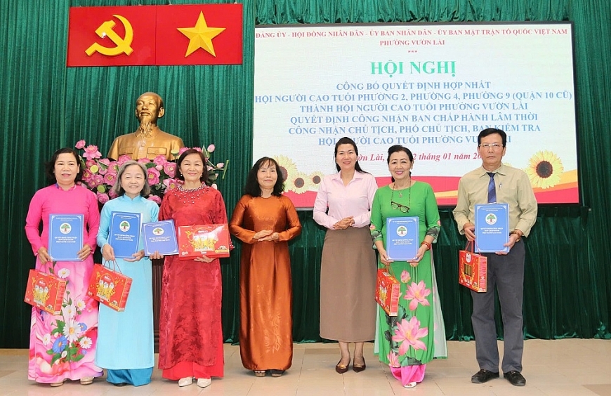 Trao quyết định Ban Thường vụ gồm 5 thành viên Trao quyết định Ban Thường vụ gồm 5 thành viên