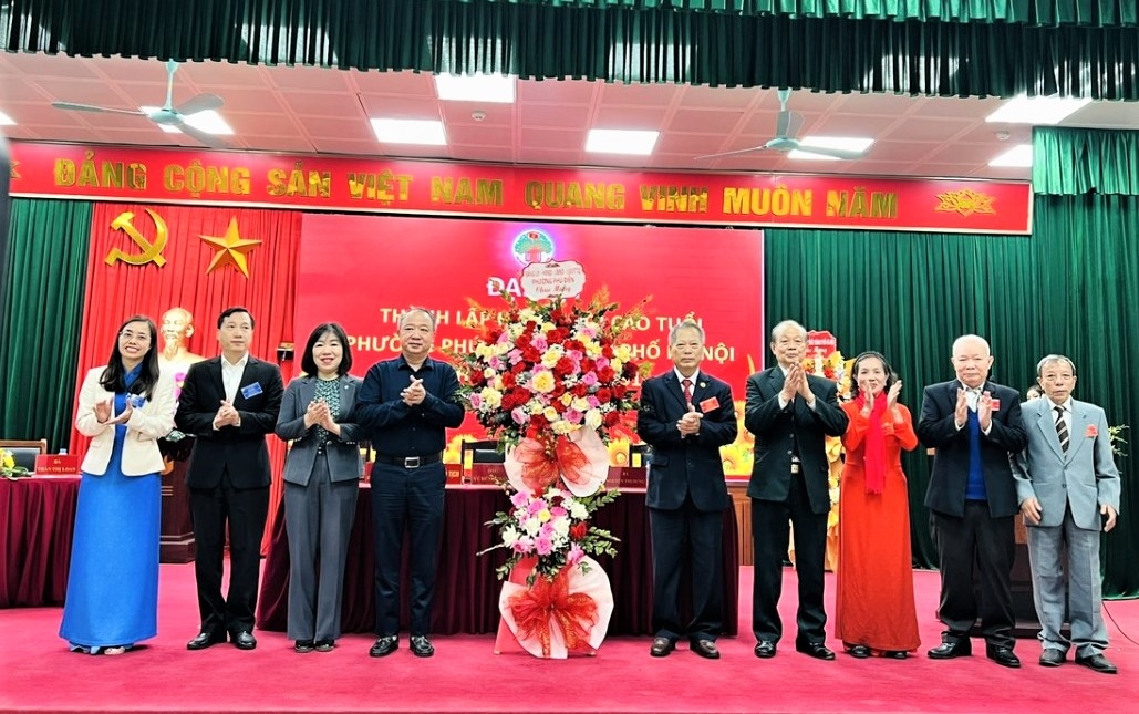 Lãnh đạo phường Phú Diễn tặng hoa chúc mừng Đại hội Lãnh đạo phường Phú Diễn tặng hoa chúc mừng Đại hội