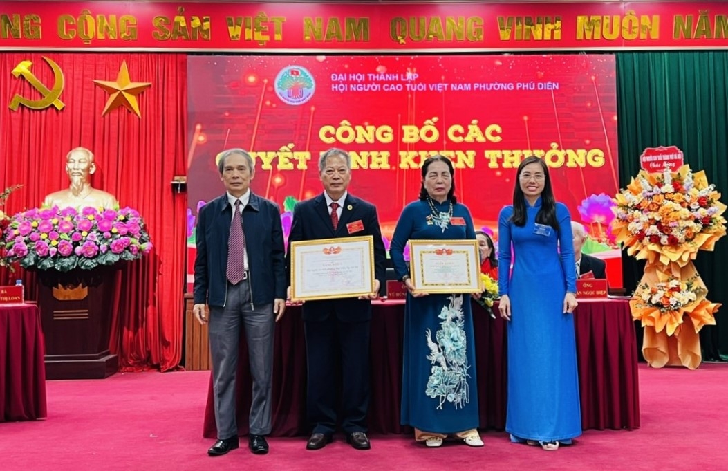 Trao Bằng khen Trung ương Hội cho tập thể, cá nhân xuất sắc Trao Bằng khen Trung ương Hội cho tập thể, cá nhân xuất sắc