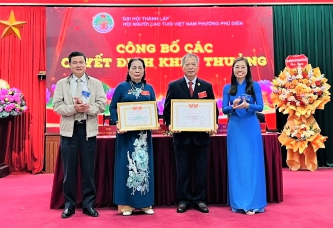 Trao Giấy khen của Hội NCT TP Hà Nội cho tập thể, cá nhân xuất sắc Trao Giấy khen của Hội NCT TP Hà Nội cho tập thể, cá nhân xuất sắc
