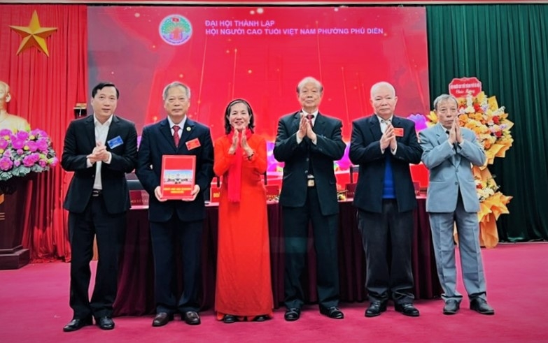Trao quyết định thành lập Hội NCT phường Phú Diễn Trao quyết định thành lập Hội NCT phường Phú Diễn