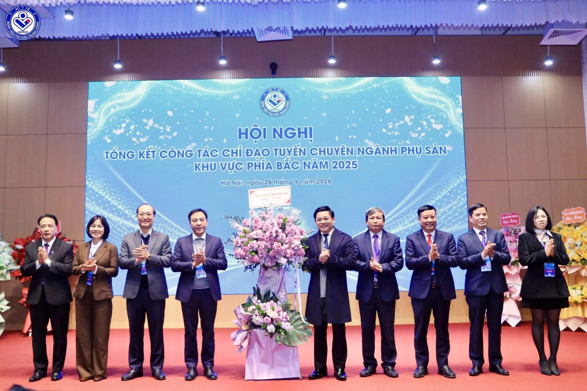 Ban Giám đốc Bệnh viện Phụ sản Trung ương nhận lãng hoa chúc mừng hội nghị của đại diện Sở Y tế các tỉnh, thành phố