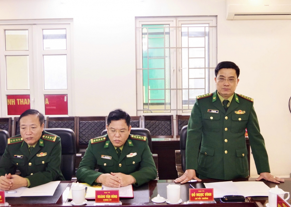 Đại tá Đỗ Ngọc Vĩnh, Chỉ huy trưởng Ban Chỉ huy Bộ đội Biên phòng tỉnh Thanh Hóa (bên phải ảnh) báo cáo tóm tắt tình hình