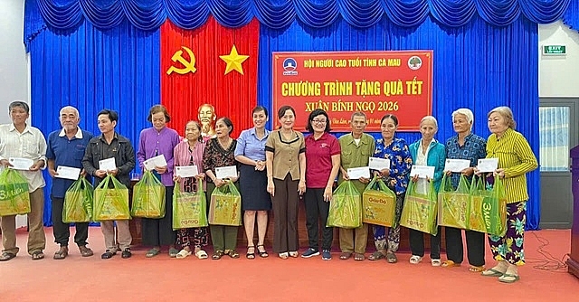 Lãnh đạo Hội Người cao tuổi tỉnh Cà Mau phối hợp với các Mạnh Thường Quân trao quà Tết hội viên người cao tuổi có hoàn cảnh khó khăn. Lãnh đạo Hội Người cao tuổi tỉnh Cà Mau phối hợp với các Mạnh Thường Quân trao quà Tết hội viên người cao tuổi có hoàn cảnh khó khăn.