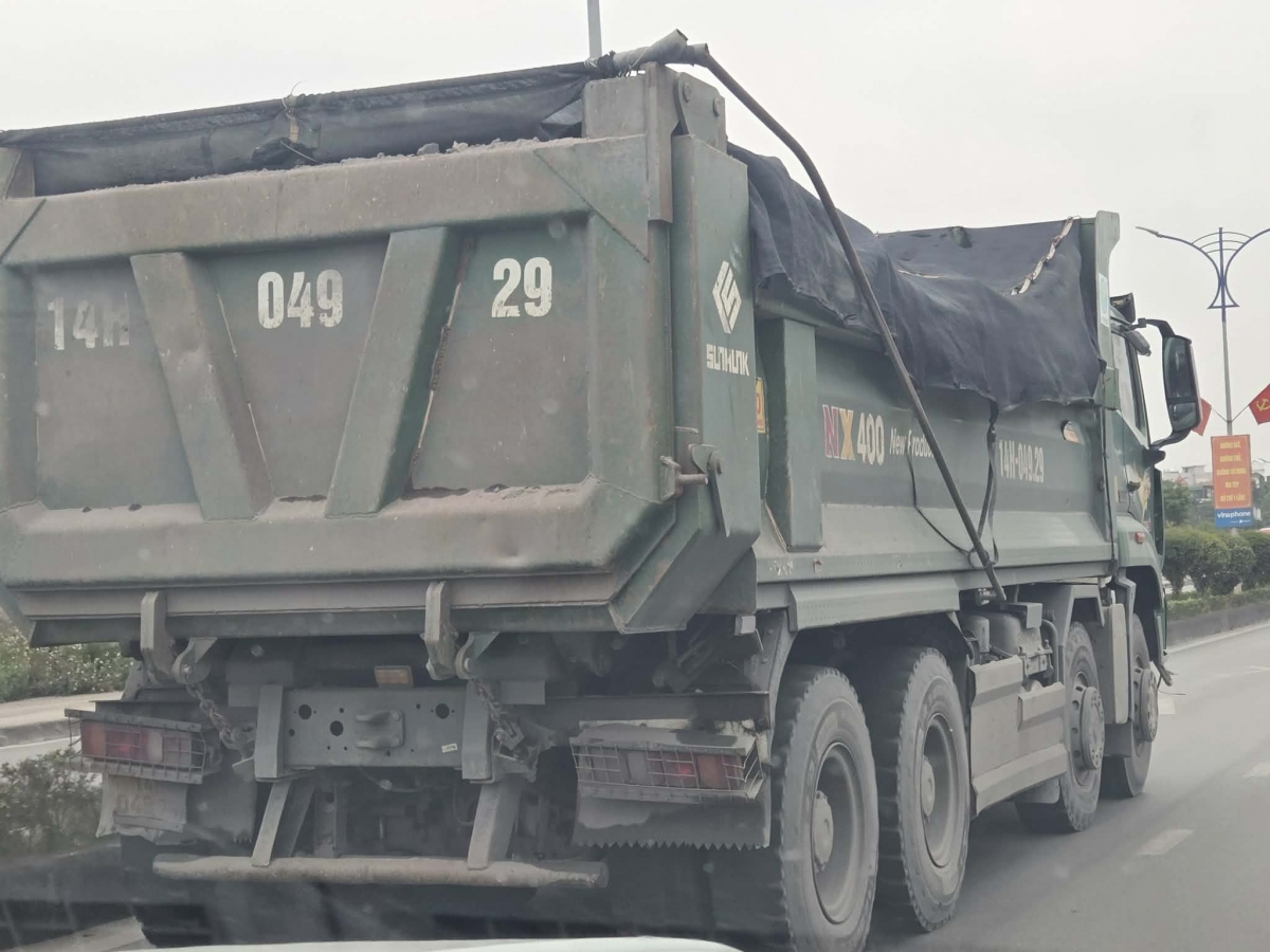 Vẫn còn dấu hiệu xe quá khổ quá tải chở đất, đá gây ô nhiễm môi trường Vẫn còn dấu hiệu xe quá khổ quá tải chở đất, đá gây ô nhiễm môi trường