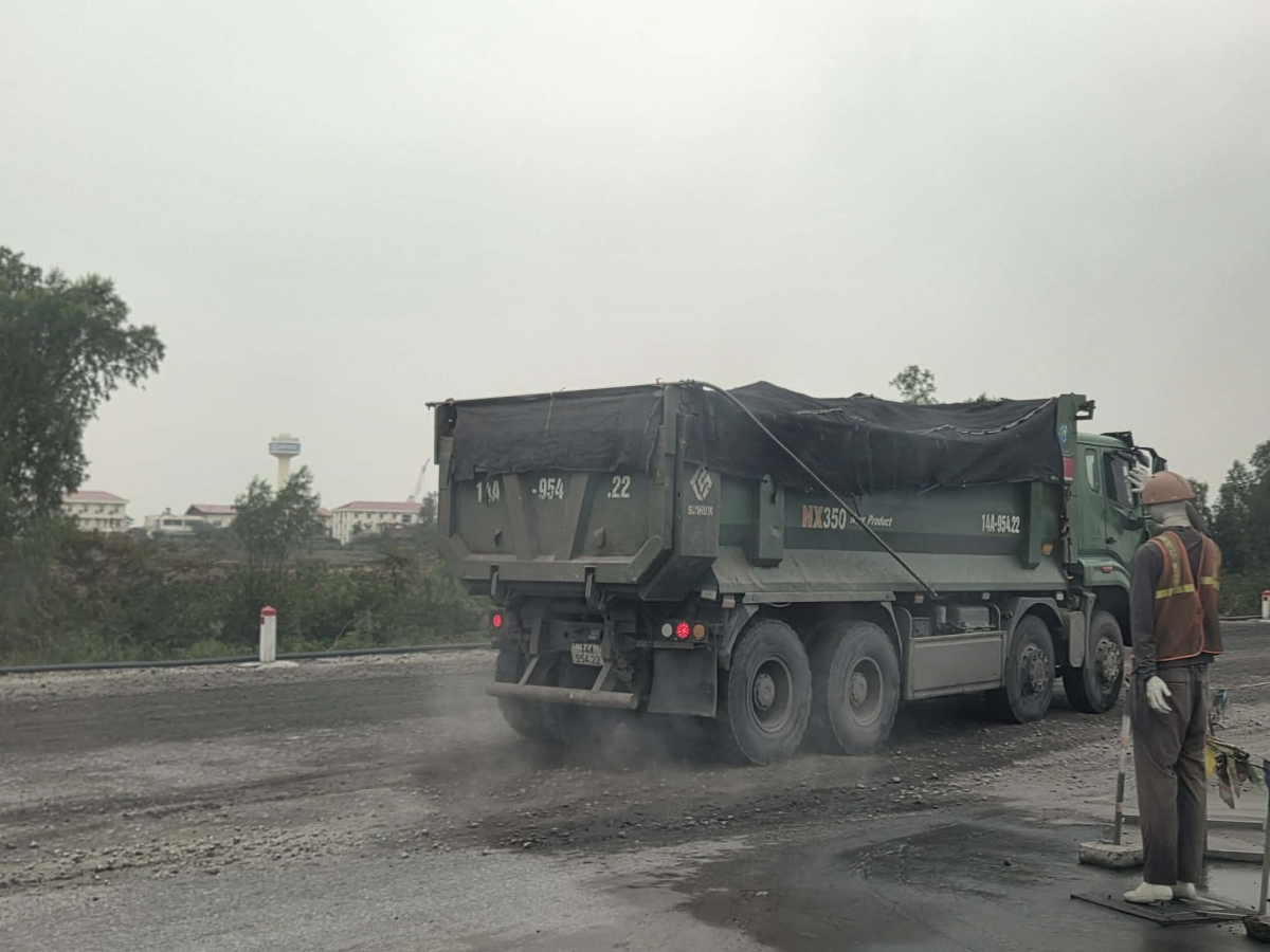 Vẫn còn dấu hiệu xe quá khổ quá tải chở đất, đá gây ô nhiễm môi trường Vẫn còn dấu hiệu xe quá khổ quá tải chở đất, đá gây ô nhiễm môi trường