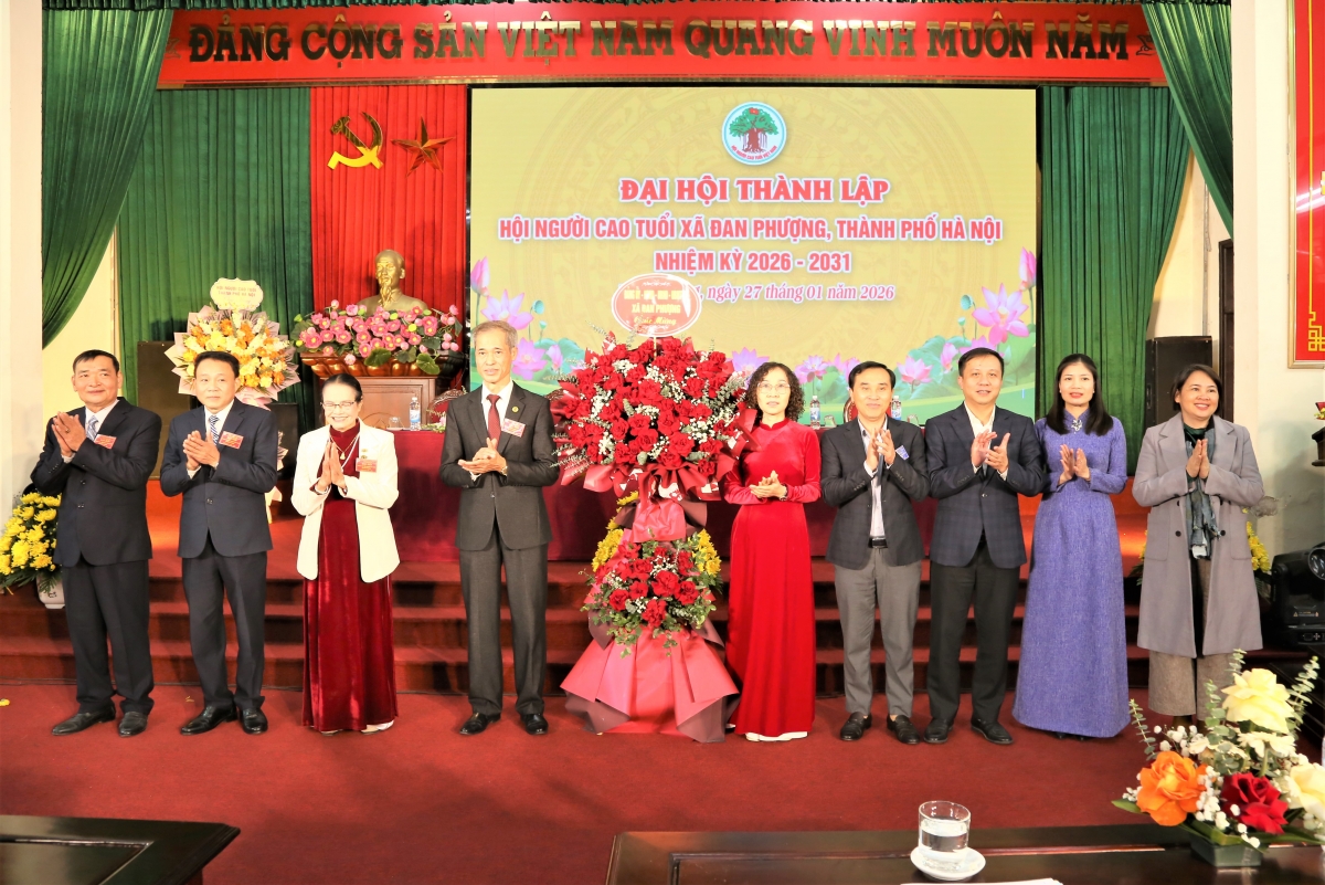 Lãnh đạo xã Đan Phượng tặng hoa chúc mừng Đại hội Lãnh đạo xã Đan Phượng tặng hoa chúc mừng Đại hội